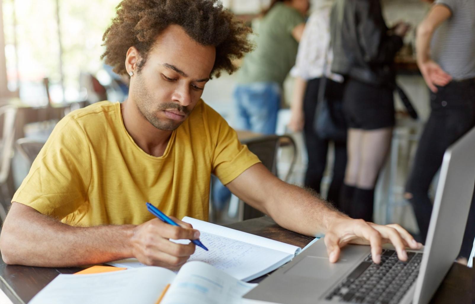 Bureau avec ressources pédagogiques et outils de planification financière